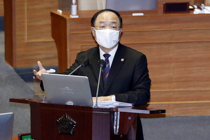 [속보]홍남기 “신문 해외수출 위법 여부, 공정위 판단 중요”