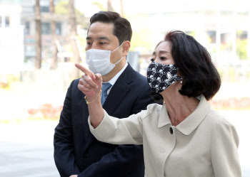 김부선 "이재명, 쌀 한 가마니라도 보내야"...법정서 눈물