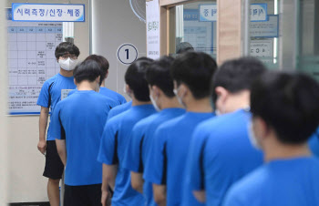여성 이어 "소년병 징집" 청원…징병 논쟁에서 빠진 것