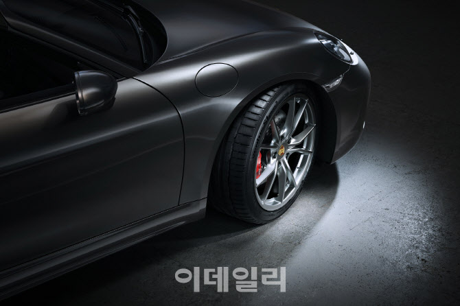 포르쉐 고성능 스포츠카 '718 박스터' 한국타이어 신고 달린다