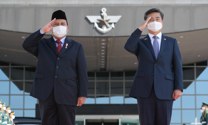 서욱 국방, 해군에 인니 잠수함 구조 지원 출항 준비 지시