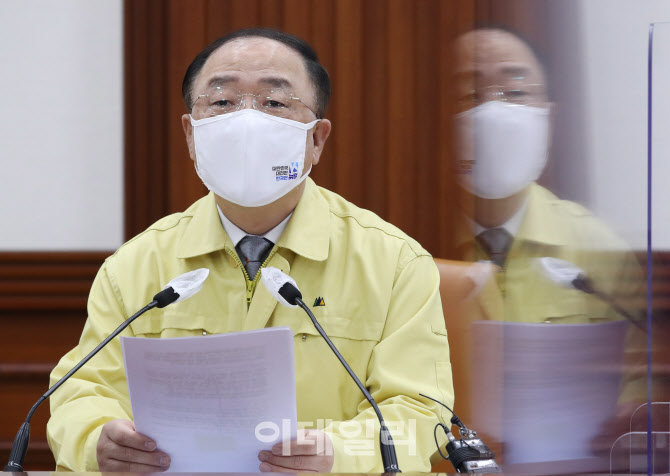 [포토] 중대본회의 주재하는 홍남기 국무총리 직무대행