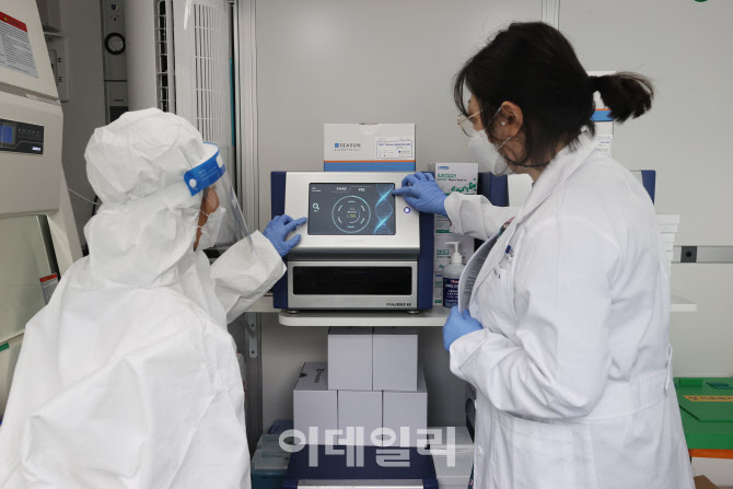 [포토]서울대에 마련된 코로나19 신속 분자진단 검사