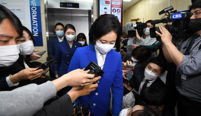 경찰, "사전투표 승리했다" 문자 보낸 박영선 캠프 수사 착수