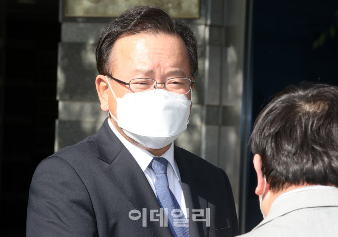 [포토]질문에 답하는 김부겸 후보자
