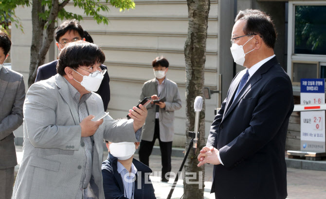 [포토]취재진 질문 경청하는 김부겸 후보자