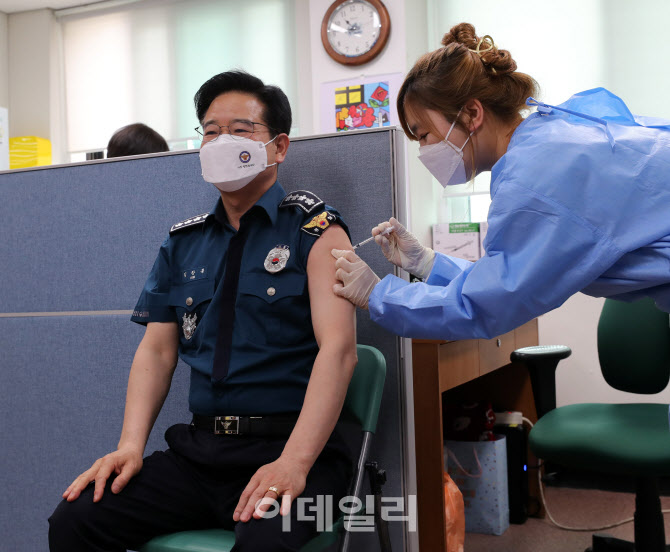 [포토]코로나19 백신 맞는 김창룡 경찰청장