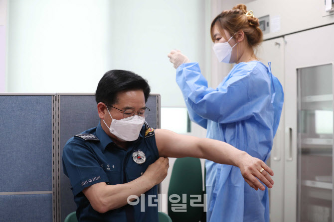[포토]'사회필수인력의 예방접종' 백신 맞는 김창룡 청장