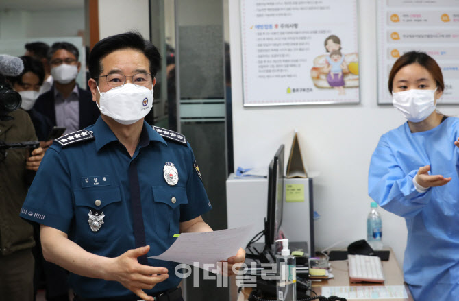 [포토]문진실로 향하는 김창룡 경찰청장