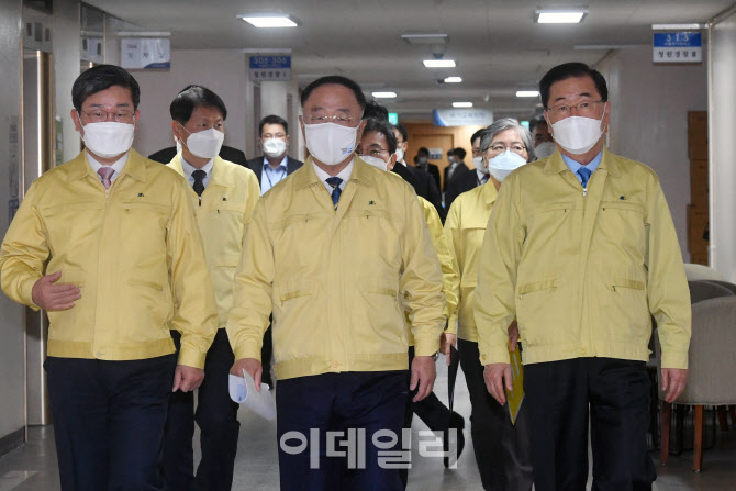 [포토]홍남기 “‘백신가뭄’ 아니다…자유로운 일상 누리도록 준비”