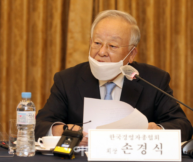 [포토] ESG 경영위원회 인사말하는 손경식 회장