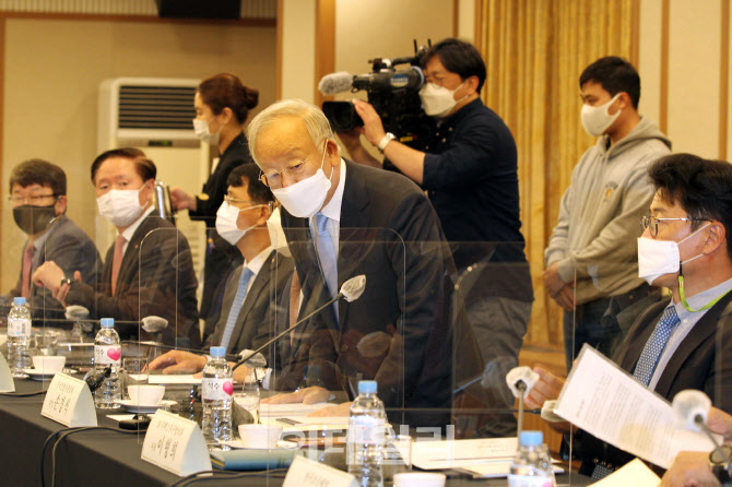 [포토] ESG 경영위원회 인사하는 손경식 회장