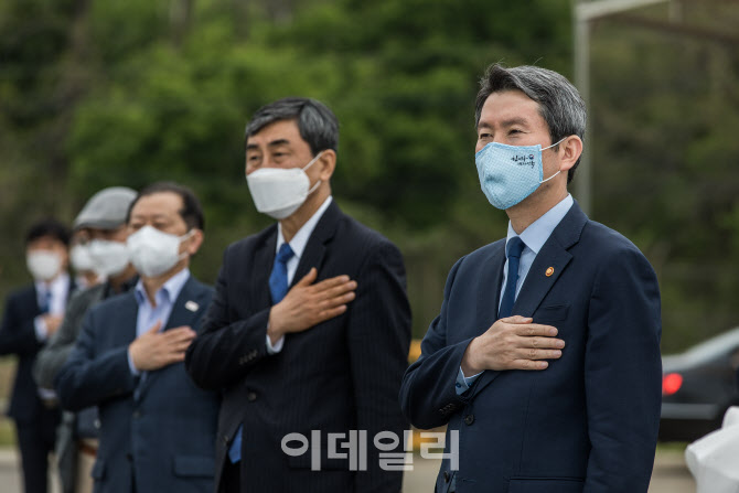 [포토]국민의례하는 이인영 장관-이종걸 대표상임의장