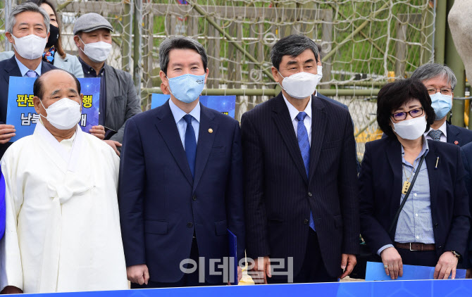 [포토]판문점선언 3주년, 참석자들과 기념촬영하는 이인영 장관