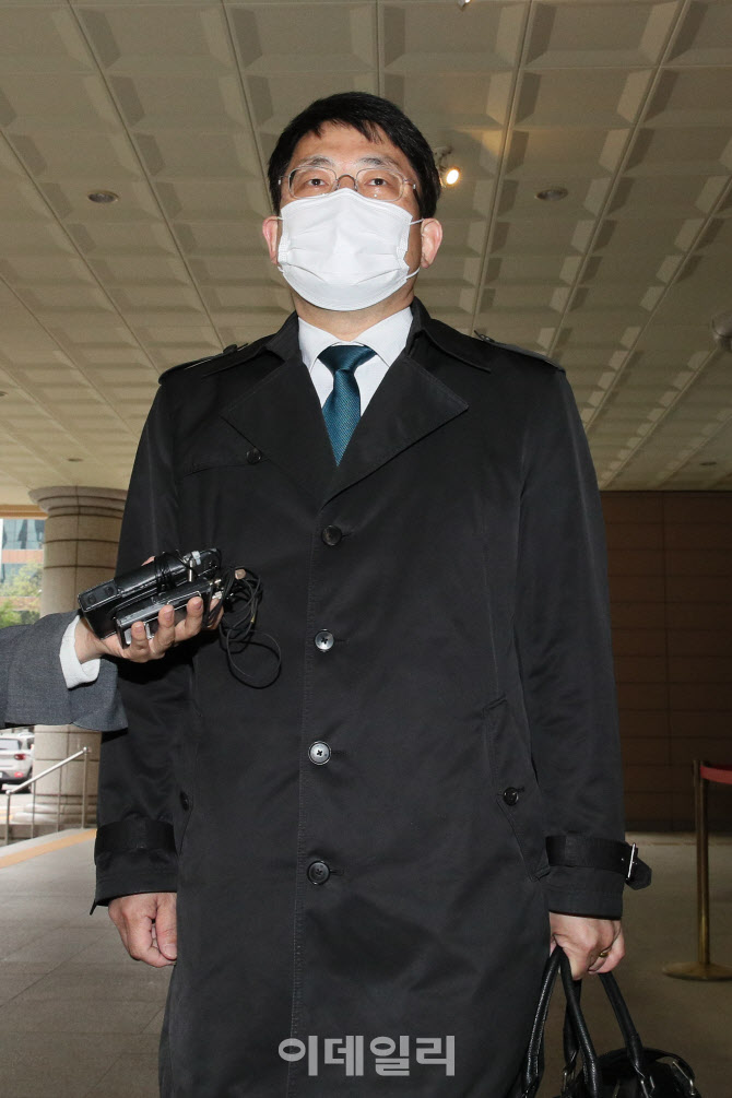 [포토]김일성 회고록 판매금지 가처분 신청 심문기일 참석하는 도태우 변호사