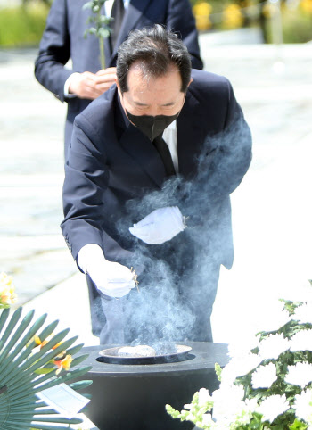 정세균, 민주 심장으로… 광주 5·18 민주묘지 참배