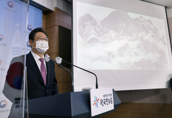 황희 장관 "이건희컬렉션, 한국 문화 알리는 계기 돼야"