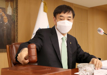 기준금리 오를 일만 남았다…한은에 견제구 던진 홍남기