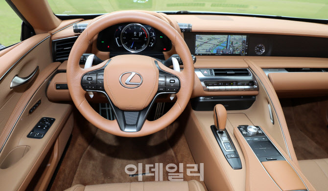 [포토]렉서스 플래그십 스포츠카 'LC 500 컨버터블'의 스티어링 휠