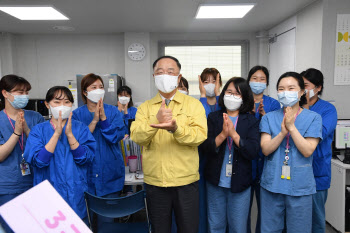 홍남기 "백신 접종은 속도전…주저함없이 접종 동참해달라"