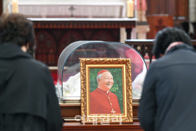 [포토]밝은 미소 지은 고 정진석 추기경 영정