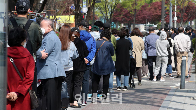 신규 확진자 488명…'백신 보릿고개', 2분기 접종계획 발표(종합)