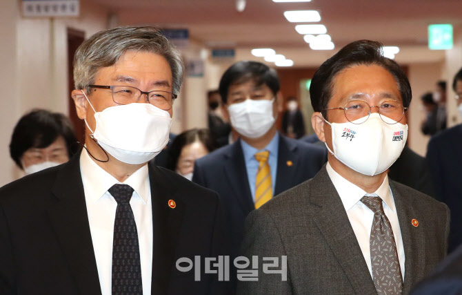 [포토] 국무회의 참석하는 이재갑, 성윤모 장관