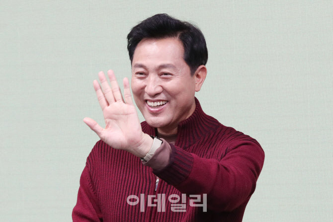 [포토]어린이 기자단과 인사하는 오세훈 서울시장
