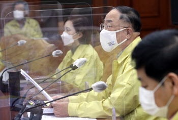 홍남기 "영월농장 아프라카돼지열병 초동방역 만전 기해야"