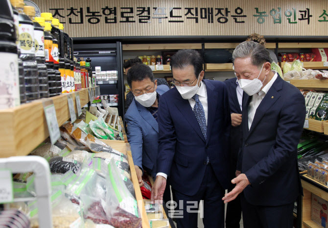 [포토] 로컬푸드 직매장 찾은 이성희 농협회장