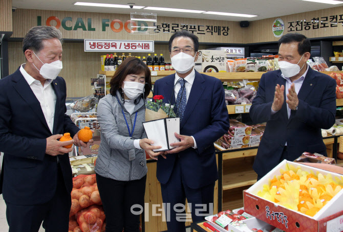 [포토] 카네이션 선물받는 이성희 농협회장