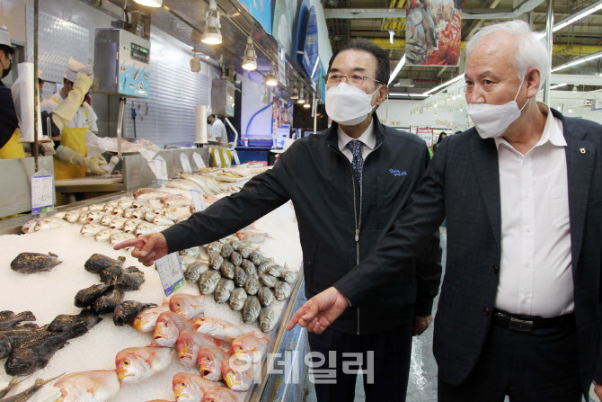 [포토] 제주시 농협하나로마트 방문한 이성희 회장