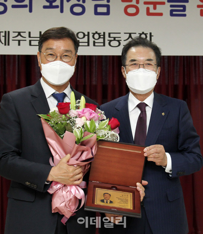 [포토] 농협 감사패 받은 위성곤 의원