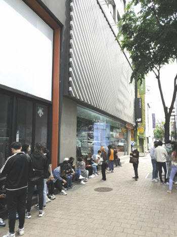 “돈 되니깐 밤샜죠” 뉴발란스 327 발매 현장 가보니