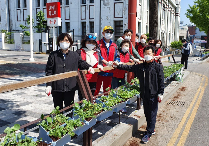 인천 개항장 문화지구 관문 신포역, 꽃으로 물들다