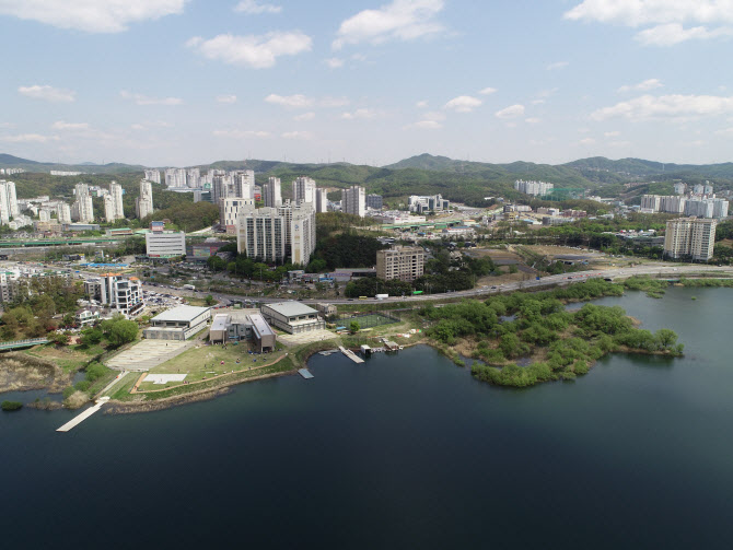 용인 기흥호수공원 골프연습장 잇따른 논란··둘레길 시민품으로 돌아갈까