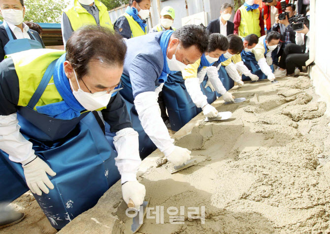 [포토] 사랑의집고치기 봉사하는 농가희망봉사단