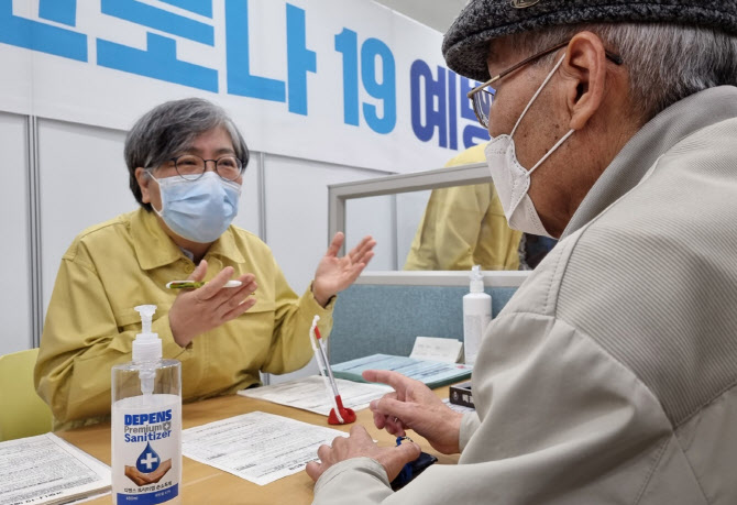 접종센터 자원봉사 나선 정은경 "백신 이상반응 0.1%"