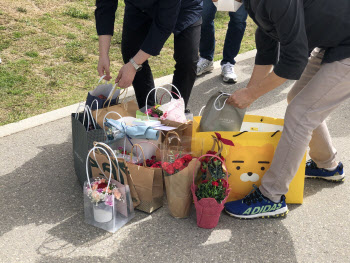 ‘한강실종 대학생’ 부친…시민들이 주는 눈물의 어버이날 선물