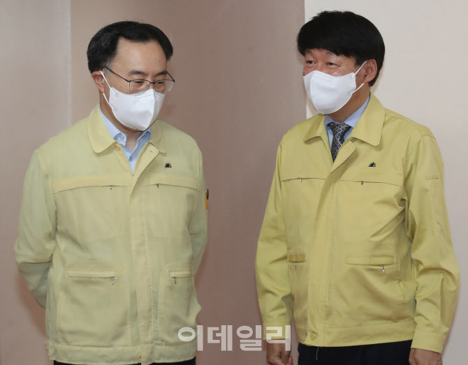 [포토]중대본회의에 앞서 이야기 나누는 문승욱-안경덕 신임 장관