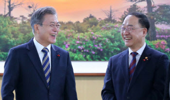 홍남기 “文정부 4주년 경제회복, 자신감 가져달라”