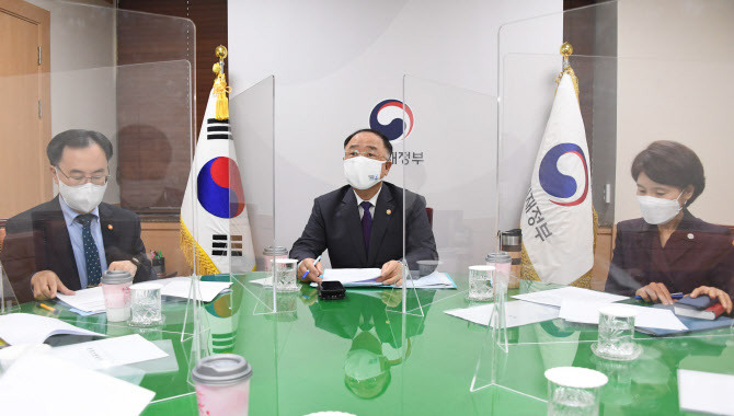 홍남기, 녹실회의서 K-반도체 전략 논의…“대책 곧 발표”
