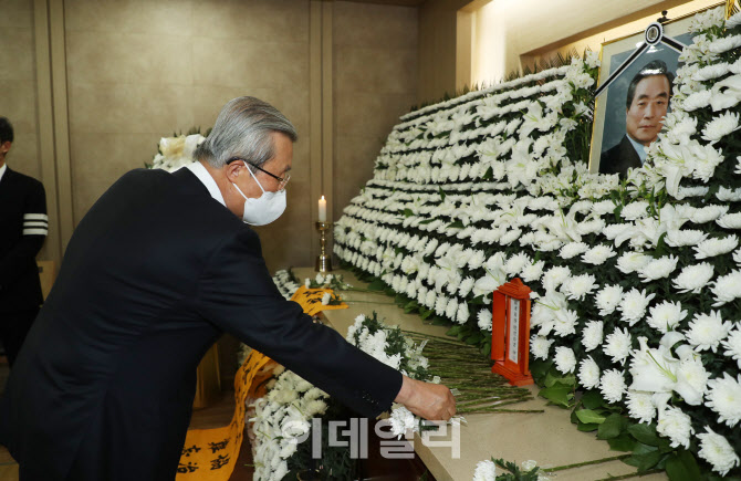 [포토]故 이한동 전 국무총리 빈소에 국화꽃 놓는 김종인 전 비대위원장