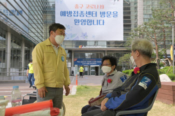 간호사 동승 버스로 접종 어르신 안심 귀가…구청장은 현장 안내원 자처