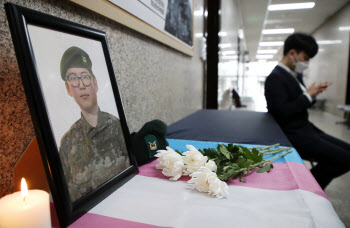 軍 당국, '故 변희수 전역 취소' 인권위 권고 '불수용'