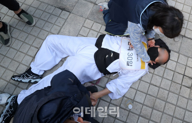 [포토]단식투쟁30일 맞은 김정남 아시아나KO지부 전 지부장, 법원 앞 시위중 쓰러져
