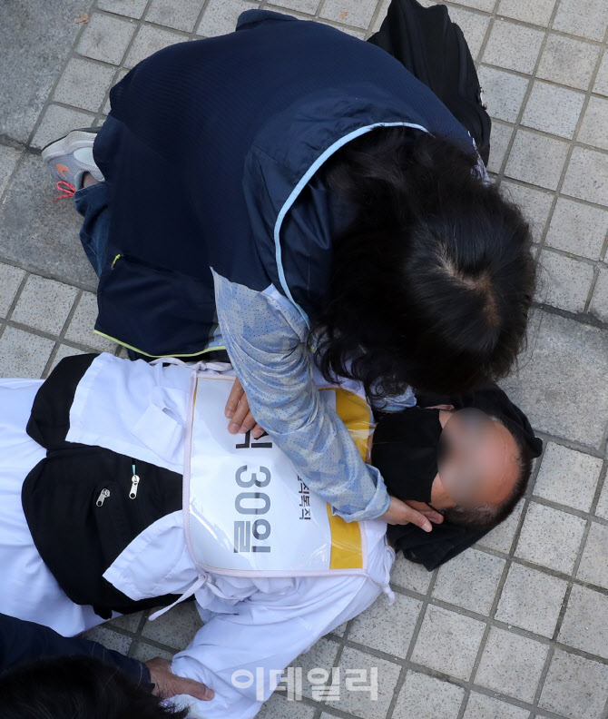 [포토]단식투쟁30일 맞은 김정남 공공운수노조 아시아나KO지부 전 지부장, 법원 앞 시위중 쓰러져