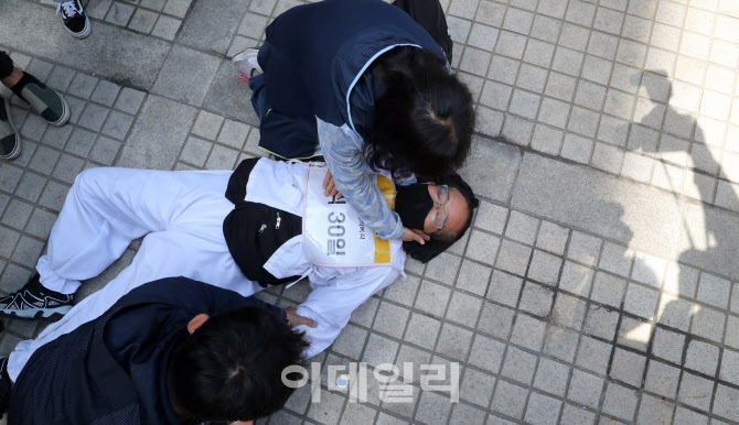[포토]단식투쟁30일 맞은 김정남 공공운수노조 아시아나KO지부 전 지부장, 시위중 쓰러져