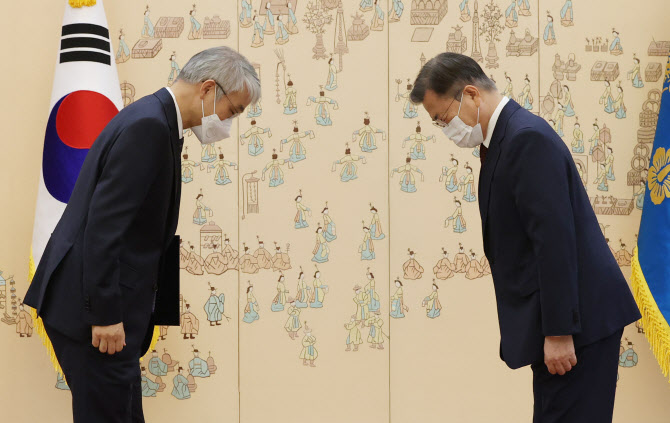 文대통령, 천대엽 대법관에 임명장 “평생 모범 보인 법조인”