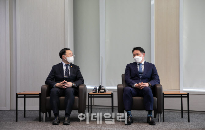 [포토]접견실에서 대화 나누는 문승욱 장관-최태원 회장
